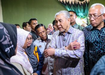AHMAD Zahid Hamidi berbual dengan Putri Qisya Nur Izat ketika menziarahi keluarga enam beranak yang terkorban di Kampung Bohor Karang, Kubang Pasu hari ini. - UTUSAN/ SHAHIR NOORDIN