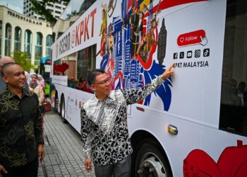 NGA Kor Ming pada Majlis Pelancaran bas sempena Forum Perbandaran Mampan ASEAN (ASUF) di Pusat SDG Kuala Lumpur hari ini. -FACEBOOK
PRASARANA