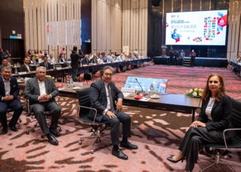 Menteri Perladangan dan Komoditi, Datuk Seri Johari Abdul Ghani ketika sidang media selepas menyempurnakan Sesi Taklimat Sawit dan Dialog Industri di Hotel Sheraton. -UTUSAN/SADDAM YUSOFF