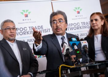 Menteri Perladangan dan Komoditi, Datuk Seri Johari Abdul Ghani menyampaikan ucapan ketika Sesi Taklimat Sawit dan Dialog Industri di Hotel Sheraton.-UTUSAN/SADDAM YUSOFF