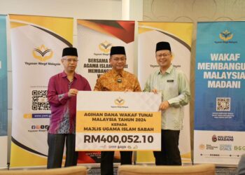 Mohd Na'im (tengah) menyaksikan majlis penyerahan cek cura agihan Dana Wakaf Tunai Malaysia 2024 kepada Majlis Agama Islam Negeri Sabah.