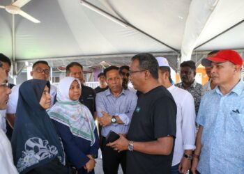 ZURAIDI Rahim (dua kanan) memberi kata-kata semangat kepada Putri Qisya Nur Izat yang ditemani neneknya, Nazirah Ismail ketika menziarahi keluarga itu di Taman Sri Aman, Jitra di Kubang Pasu. - UTUSAN/ SHAHIR NOORDIN