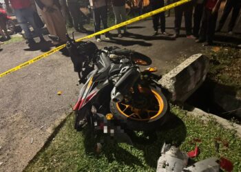 KEADAAN motosikal mangsa yang mengalami kerosakan pada bahagian hadapan selepas terlibat dalam kemalangan dengan sebuah kereta di Jalan Tangga Batu, Tanjong Kling, Melaka.