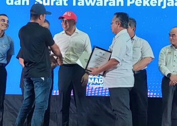 STEVEN Sim (tengah) ketika menghadiri program Karnival Kerjaya dan Keusahawanan MYFutureJobs di Kompleks Penjara Seberang Perai, Nibong Tebal, Pulau Pinang.-UTUSAN/ISWAN SHAFIQ ISA