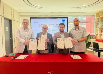 MUHAMMAD Nadir Al-Nuri Kamaruzaman (dua dari kanan) dan wakil Palimer, Issa Mkiki (dua dari kiri) pada majlis menandatangi memorandum persefahaman (MoU) kerjasama pembangunan Gaza.