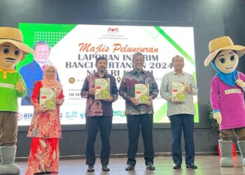 DR. Mohd. Uzir Mahidin (tiga kiri) di samping Pengerusi Jawatankuasa Pertanian, Perladangan dan Pengangkutan Kedah, Dzowahir Ab. Ghani (tiga kanan) pada Majlis Peluncuran Laporan Interim Banci Pertanian 2024 Negeri Kedah di Alor Setar.