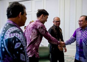 ANWAR Ibrahim bersalaman dengan Ahli-Ahli Majlis Kebudayaan Negara (MAKEN) semasa mengadakan kunjungan hormat di pejabatnya di Putrajaya. - FB ANWAR IBRAHIM