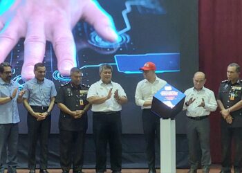 STEVEN Sim (tiga dari kanan) ketika merasmikan Karnival Kerjaya dan Keusahawanan MYFutureJobs anjuran Pertubuhan Keselamatan Sosial (Perkeso) di Kompleks Penjara Seberang Perai di Nibong Tebal, Pulau Pinang hari ini.-UTUSAN/ISWAN SHAFIQ ISA