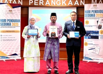 MOHD. Uzir Mahidin (tengah) menunjukkan buku Unjuran Penduduk Malaysia 2020-2060 diterbitkan sempena sambutan Hari Penduduk Sedunia 2025, semalam. – UTUSAN/KAMARIAH KHALIDI