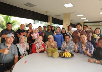 ZAHAR Sarip (duduk tiga dari kanan) pada Sesi Santai Makan Durian dan Buah-buahan Tempatan bersama Media di Pejabat FAMA) Negeri Johor, Johor Bahru.