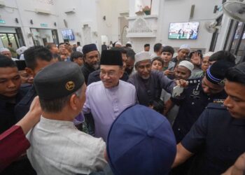 ANWAR Ibrahim beramah mesra dengan orang ramai selepas hadir menunaikan solat Jumaat di Surau Ar-Rahim, Presint 15, Putrajaya. - UTUSAN/FAISOL MUSTAFA