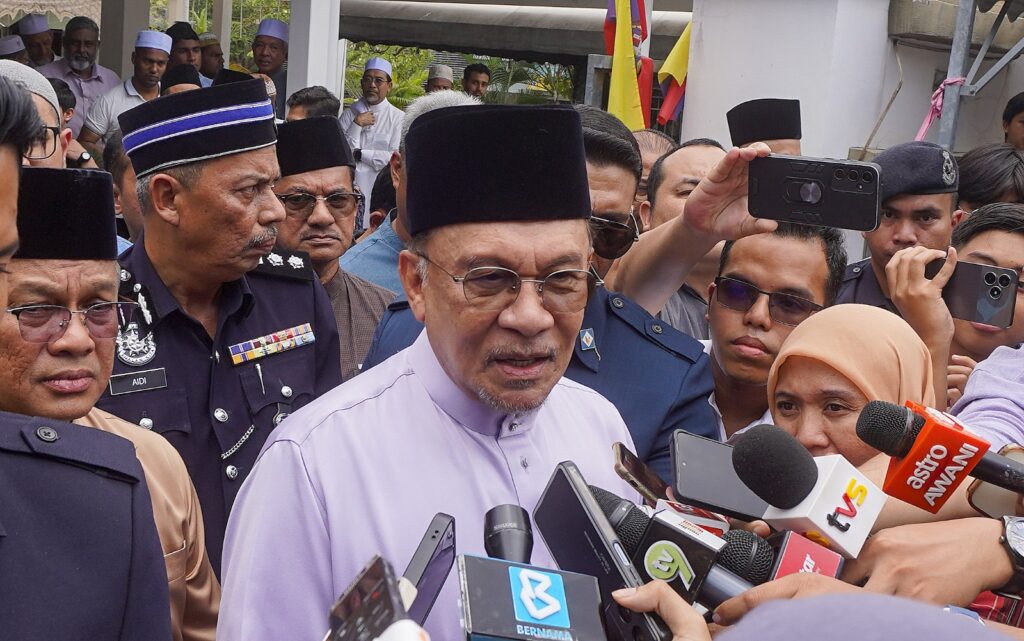 Kerajaan nafi tandus calon menteri, Amir Hamzah, Johari hanya pangku tugas – Anwar Kerajaan nafi tandus calon menteri, Amir Hamzah, Johari hanya pangku tugas – Anwar