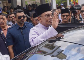 ANWAR Ibrahim ketika hadir menunaikan solat Jumaat di Surau Ar-Rahim, Presint 15, Putrajaya. - UTUSAN/ FAISOL MUSTAFA