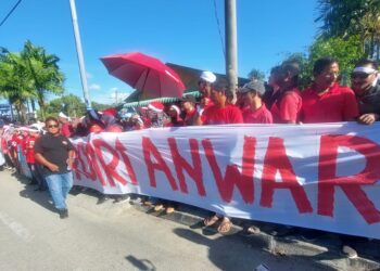 SEBAHAGIAN daripada penyokong Anwar Ibrahim yang berhimpun di Cherok Tokun, Bukit Mertajam, Pulau Pinang bagi menyatakan sokongan terhadap pemimpin itu, petang tadi.