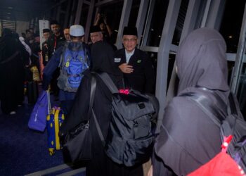 MOHD. Na'im Mokhtar menyambut ketibaan kumpulan terakhir jemaah haji Malaysia bagi musim haji 1446H/2025 di KLIA Terminal 1. - UTUSAN/FAISOL MUSTAFA