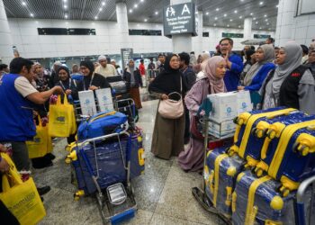 KUMPULAN terakhir jemaah haji Andalusia Travel bagi musim haji 1446H/2025 selamat tiba di tanah air di Lapangan Terbang Antarabangsa Kuala Lumpur (KLIA) Terminal 1, semalam.- UTUSAN/FAISOL MUSTAFA
