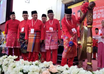 AHMAD Jazlan Yaakub (tengah) menyaksikan Ahmad Zahid Hamidi (kanan) menyempurnakan Majlis Perasmian Mesyuarat Perwakilan UMNO Bahagian Tumpat di MRSM Tumpat, Kelantan hari ini. - UTUSAN/MUSTAQIM MOHAMED