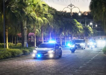 KENDERAAN yang membawa Timbalan Perdana Menteri, Datuk Seri Dr Ahmad Zahid Hamidi dilihat memasuki Kompleks Seri Perdana sekitar pukul 7.40 malam tadi.