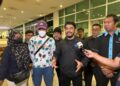 Mangsa (dua dari kiri) bersama Hishamuddin (dua dari kanan) ketika ditemui di KLIA Terminal 2.