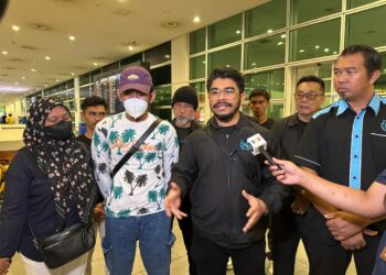 Mangsa (dua dari kiri) bersama Hishamuddin (dua dari kanan) ketika ditemui di KLIA Terminal 2.