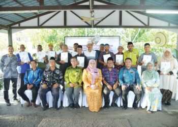 `AINU Sham Ramli bersama para peserta pada Majlis Penutup PPKK Anyaman Rotan di Masjid Al-Amin, Kampung Sempering, Kangar, Perlis. – UTUSAN/IZLIZAN OTHMAN