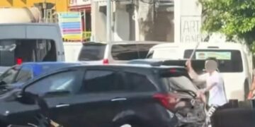 TANGKAP layar satu rakaman video yang tular di media sosial menunjukkan seorang lelaki (berbaju putih) memegang besi dan cuba merosakkan kereta milik pengguna jalan raya lain di Jalan Lebuh Pantai, George Town, Pulau Pinang.-GAMBAR/FACEBOOK