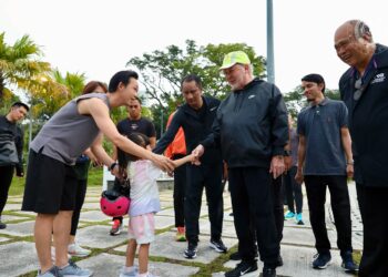 SULTAN Ibrahim berkenan menyantuni rakyat jelata ketika beriadah secara santai di Taman Botani Perdana, di sini hari ini. - FACEBOOK SULTAN IBRAHIM SULTAN ISKANDAR