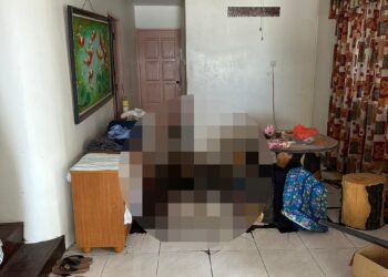 Mayat mangsa yang sudah mereput ditemukan dalam keadaan terduduk di dalam rumah.