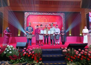 MOHD. Zambri Ibrahim (dua dari kanan) sewaktu pertukaran surat niat antara HEPA dan UMT SEA Sdn. Bhd. dalam Majlis UMT Grand Alumni Homecoming 2025: Golden Threads of Yesterday di Royale Chulan Kuala Lumpur, semalam.
