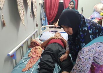 ROHANI Mustafa ditemani Emylia Latib menjaga Latib Ibrahim ketika ditemui di Kampung Kundur Hulu, Rembau. - UTUSAN/NOR AINNA HAMZAH