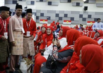 ZAMBRY Abdul Kadir beramah mesra dengan perwakilan pada Majlis Perasmian Mesyuarat Perwakilan UMNO Setiawangsa di Hotel dan Residensi UTM, Kuala Lumpur, semalam. - UTUSAN/SHIDDIEQIIN ZON