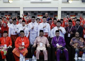ZAMBRY Abdul Kadir bergambar bersama perwakilan pada Majlis Perasmian Mesyuarat Perwakilan UMNO Setiawangsa di Hotel & Residensi UTM di Kuala Lumpur, hari ini. - UTUSAN/SHIDDIEQIIN ZON