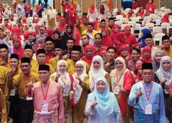 WAN Rosdy Wan Ismail (depan, dua dari kiri) ketika hadir merasmikan Mesyuarat Perwakilan UMNO Bukit Mertajam di Seberang Jaya, Pulau Pinang, hari ini.