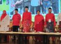 MAHDZIR Khalid (tengah) dan Azalina (tiga dari kanan) ketika hadir majlis perasmian Mesyuarat Perwakilan UMNO Bahagian Pengerang di Kota Tinggi, Johor  hari ini.