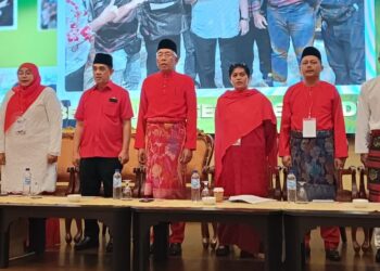 MAHDZIR Khalid (tengah) dan Azalina (tiga dari kanan) ketika hadir majlis perasmian Mesyuarat Perwakilan UMNO Bahagian Pengerang di Kota Tinggi, Johor  hari ini.