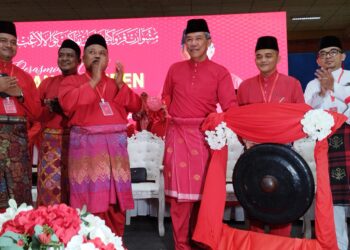 MOHAMAD Hasan memukul gong sebagai tanda perasmian Mesyuarat Perwakilan UMNO Bahagian Kuala Langat di Dewan Sri Jugra, Kuala Langat, Selangor hari ini–UTUSAN/MOHAMAD NAUFAL MOHAMAD IDRIS