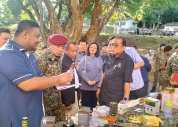 MOHAMED Khaled Nordin  ketika meninjau projek madu kelulut di Kem Sungai Ara, di Bayan Lepas, Pulau Pinang, hari ini.