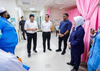 ONN Hafiz Ghazi (tengah) berbual beberapa petugas kesihatan semasa meninjau operasi Hospital Sultan Ismail, Johor Bahru.