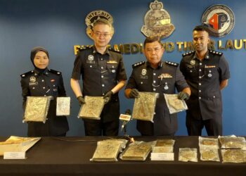 ABDUL Rozak Muhammad (dua dari kanan) menunjukkan sebahagian daripada dadah yang berjaya dirampas dalam serbuan baru-baru ini ketika sidang akhbar di Ibu Pejabat Polis Daerah (IPD) Timur Laut, George Town, Pulau Pinang hari ini.