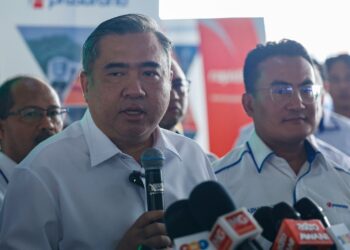 ANTHONY Loke Siew Fook berucap pada Majlis Memperkenalkan Bas Diesel Baharu di Kompleks Rapid Bus Batu Caves, di sini hari ini. - UTUSAN/SHIDDIEQIIN ZON