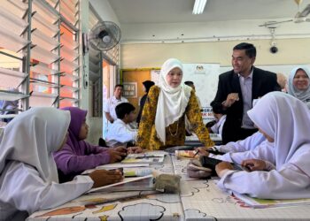FADHLINA Sidek (tengah) ketika mengadakan lawatan ke SMK Taman Widuri di Sungai Bakap, Nibong Tebal, Pulau Pinang hari ini.-UTUSAN/SITI NUR MAS ERAH AMRAN