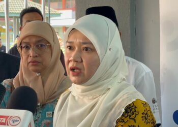FADHLINA Sidek (kanan) ketika ditemui pemberita di SMK Taman Widuri di Sungai Bakap, Nibong Tebal, Pulau Pinang.-UTUSAN/SITI NUR MAS ERAH AMRAN