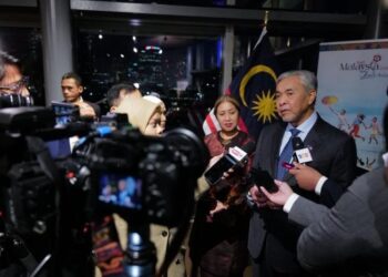 AHMAD ZAHID Hamidi ketika ditemui pemberita selepas sesi libat urus Majlis Perniagaan ASEAN-New Zealand di Auckland, hari ini.