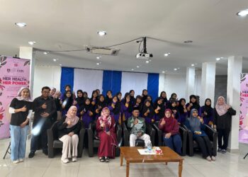 Bersama  Hasnoor Sidang Hussin setelah beliau selesai merasmikan program Advocating the Communities: Her Health, Her Power