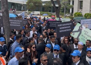 PESERTA Perarakan Membela Kebebasan Kehakiman mula berarak sekitar pukul 2.30 petang bermula dari Istana Kehakiman ke Pejabat Perdana Menteri, Putrajaya