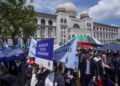 AHLI-ahli Badan Peguam Malaysia memulakan Perarakan Membela Kebebasan Kehakiman dari Istana Kehakiman menuju ke Pejabat Perdana Menteri. - UTUSAN/FAISOL MUSTAFA