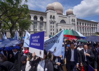 AHLI-ahli Badan Peguam Malaysia memulakan Perarakan Membela Kebebasan Kehakiman dari Istana Kehakiman menuju ke Pejabat Perdana Menteri. - UTUSAN/FAISOL MUSTAFA