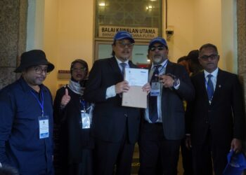 AHLI-ahli Badan Peguam Malaysia memulakan Perarakan Membela Kebebasan Kehakiman dari Istana Kehakiman menuju ke Pejabat Perdana Menteri, di Putrajaya..- UTUSAN/FAISOL MUSTAFA