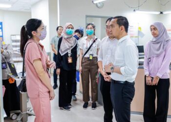 ONN Hafiz Ghazi berbual dengan petugas kesihatan semasa meninjau
operasi Hospital Sultan Ismail, Johor Bahru.