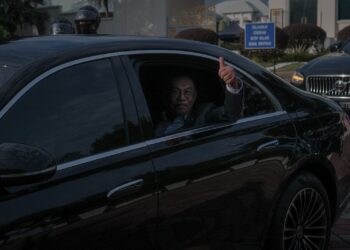 ANWAR Ibrahim menunjukkan isyarat bagus selepas selesai pertemuan dengan MP PH di Seri Perdana, Putrajaya. - UTUSAN/FAIZ ALIF ZUBIR